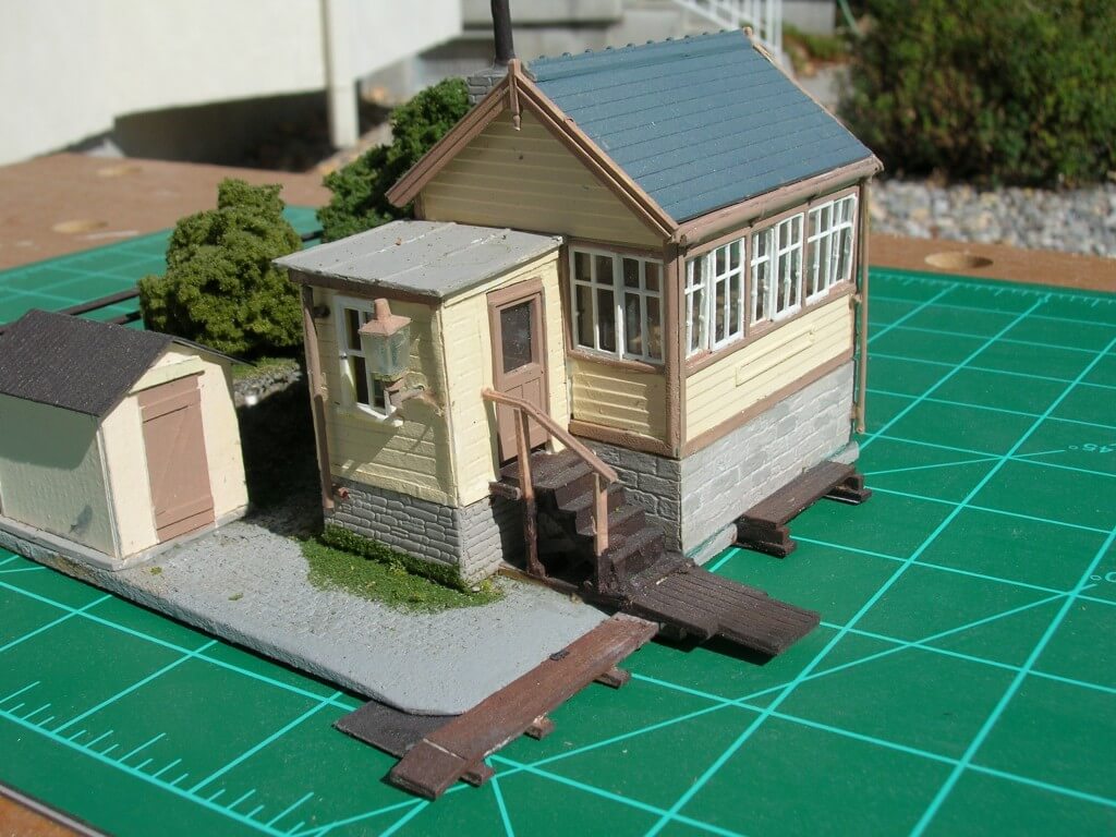 au-2305 Model Railway Kit Bashing - LH detail showing the added lobby.